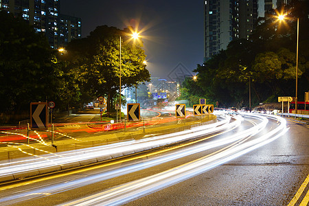 夜间在高速公路上交通旅行建筑驾驶运输辉光蓝色公共汽车景观街道图片