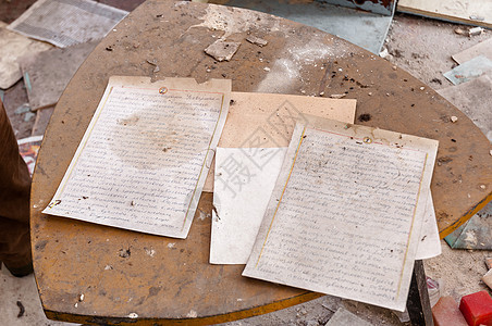 脏桌子上的旧文档边界艺术古董学习图书馆木头历史性文学手稿教育图片