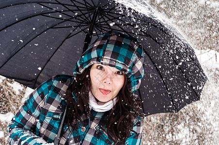 冬季一名青年成人的特贴照片天气降雪雪花幸福女孩乐趣微笑女性薄片头发背景图片