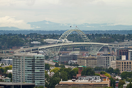 Fremont桥横跨波特兰工业区图片