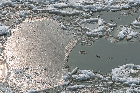 千灯湖冰冷的冰冰在水面上冻结水晶液体冰川寒冷天气痕迹季节背景
