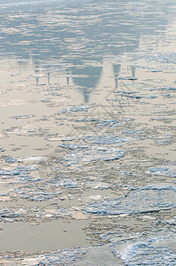 冰冷的冰冰在水面上水晶液体痕迹天气季节冻结寒冷冰川图片