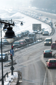 冬季的交通街道景观建筑危险阴霾白色公共汽车天气车辆运输图片