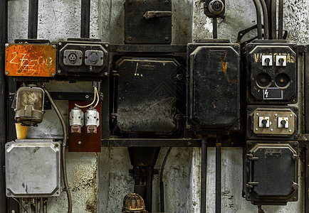 墙上的工业引信箱插头保险丝盒安装金属高压活力技术工程力量工程师图片