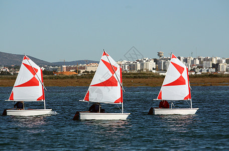 连续三行自由帆船赛导航热情天空城市训练蓝色男生帆船图片