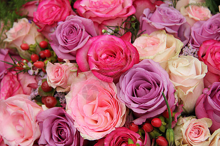 紫和粉红色的新娘安排浪漫植物学玫瑰花店绿色仪式婚礼花朵植物群中心图片