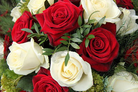 红玫瑰和白玫瑰在新娘花束中花瓣白色桌子花朵中心花店玫瑰装饰品植物婚礼图片