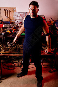 男性机械技工蓝色齿轮套装工人锤子商业男人职业工作工程师图片