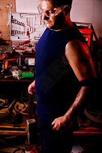男性机械技工商业工具蓝色润滑脂服务车库锤子风镜职业维修图片