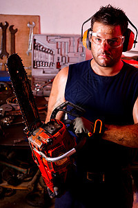 男性机械技工蓝色风镜齿轮链锯耳机技术员男人润滑脂车库职业图片