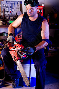 男性机械技工技术员链锯维修蓝色齿轮肌肉工人风镜职业车库图片