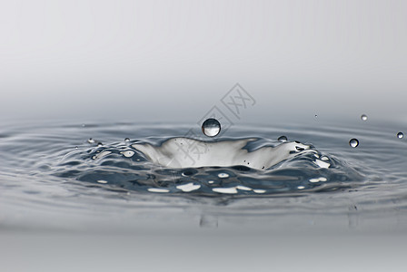 清洁水滴在清澈的水中喷洒 环境摘要卫生液体雨滴波纹海浪饮食飞溅宏观温泉墙纸图片