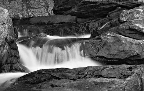酪乳瀑布瀑布河流黑白溪流岩石风景石头流动白色黑色图片