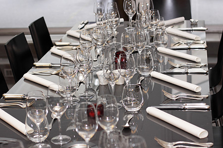 杯子 餐桌上的餐具 一个很棒的餐厅咖啡店环境玻璃宴会派对商业酒杯桌布婚礼桌子图片