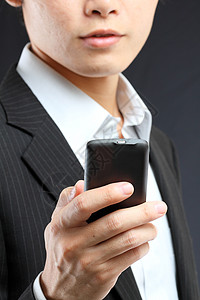 从事黑西装或智能手机工作的人屏幕手指日历夹克技术领带电脑电话外套男人图片