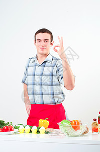 年轻人的肖像 拿着鸡蛋幸福厨房套装商业手势男性工人工作职业快乐图片