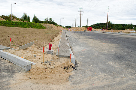 环绕电线的公路修建车轮转电线图片