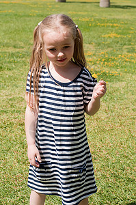 可爱的小女孩乐趣童年裙子孩子自由快乐晴天花园女孩女儿图片