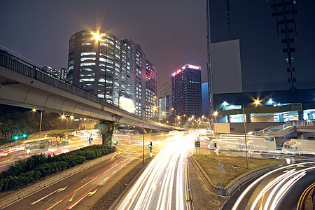 长栏夜间在现代城市的交通运输场景地球蓝色戏剧性辉光街道景观速度驾驶背景