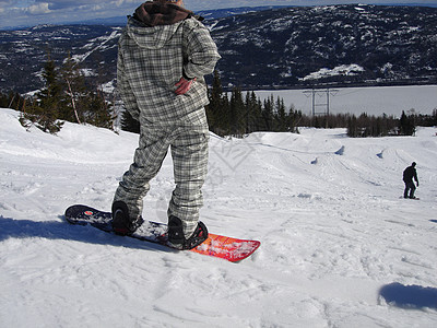 斯堪的纳维亚生活方式观白色孩子们滑雪父母阳光生活微笑锻炼运动假期图片