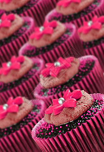 以粉红色装饰的可爱巧克力蛋糕假期甜点冰镇生日庆典派对巧克力小吃珍珠烘烤图片
