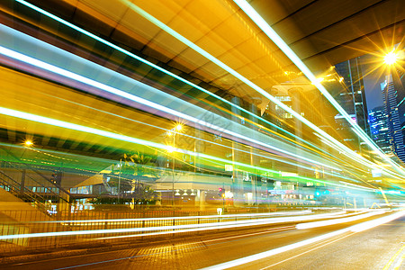 夜间用模糊的灯光在城市中移动汽车建筑天际摩天大楼运输旅行交通公共汽车驾驶场景街道图片