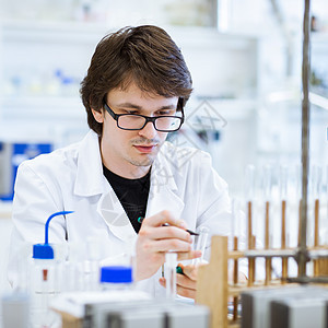 青年 男性研究员化学学生实验室烧杯微笑化学家技术显微镜保健烧瓶生物学药品图片