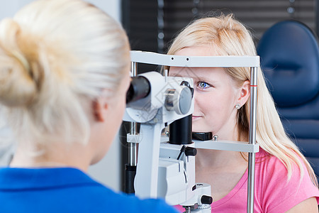 漂亮的年轻女性患者有双眼的 美貌和年轻女性病人角膜图表医生近视视网膜验光师男人镜片测试眼睛图片