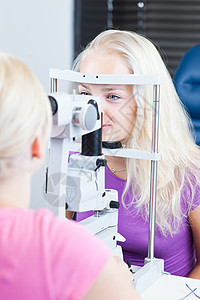 漂亮的年轻女性患者有双眼的 美貌和年轻女性病人男人药品视网膜近视角膜图表医生验光师诊断瞳孔图片