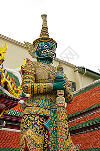 巨大的恶魔正站在庙里宗教橙子寺庙艺术怪物旅行金子冥想信仰守门员图片