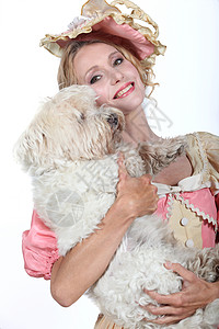 穿着女装 带着狗的女人背景图片
