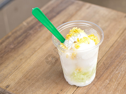 塑料杯中的冰淇淋桌子勺子味道牛奶杯子甜点冻结鞭打餐厅乳白色图片