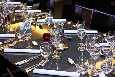 杯子 餐桌上的餐具 一个很棒的餐厅银器用餐餐巾盘子奢华桌布宴会美食装饰木头图片