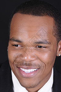 非裔非洲裔美洲青年男子耳环男人男性微笑多样性背景图片