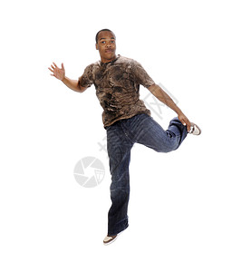 非洲裔年轻美国人男子跳跃男人喜悦帽子乐趣欢乐多样性耳环男性微笑背景图片