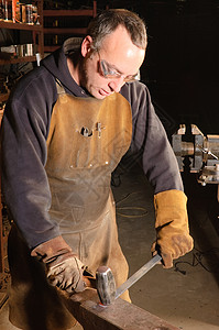 工作时的铁匠材料手套围裙工具皮革零售商金属男人男性金工图片
