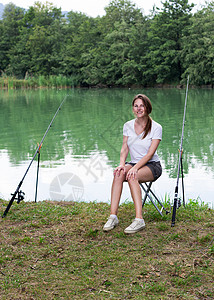 妇女在湖边捕鱼女孩活动娱乐池塘学生微笑椅子空闲爱好假期图片