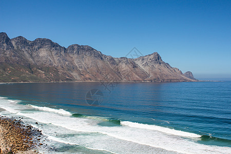 沿非洲南部海岸线的海滩冲浪地平线旅行波浪场景悬崖旅游晴天天空假期图片