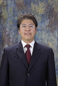 富有吸引力的亚洲人出资蓝色领带套装眼镜第三方灰色微笑衬衫不动产图片