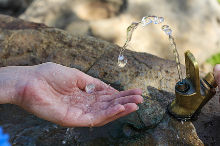 水从水中涌入水中流动棕榈皮肤液体龙头手指盆地水分水滴水龙头图片