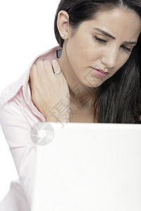 桌边有颈部疼痛的妇女电脑笔记本工作办公室倾斜女性白色互联网脖子桌子图片