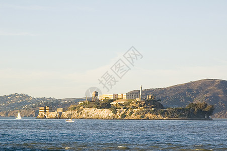 龙沐湾日落时的Alcatraz岛背景