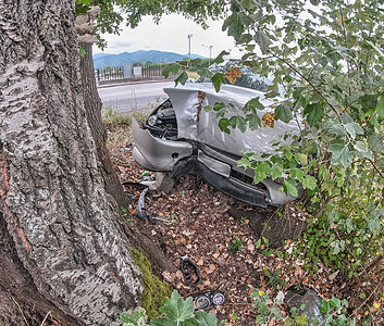可怕的事故 汽车撞树车身碎片车轮交通维修救援情况裂缝灾难垃圾图片