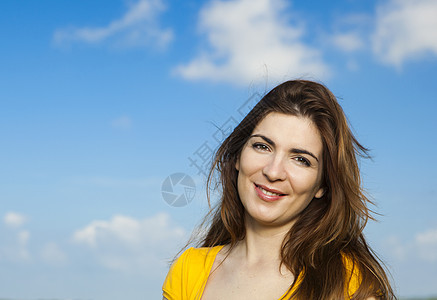 美丽美丽的女人女性微笑女士蓝色绿色乐趣天空颜色成人黑发图片