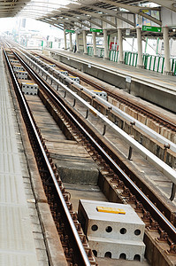 向上爬行游客建筑物天际交通旅游首都平台市中心乘客铁路图片