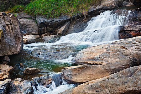 阿图卡杜瀑布瀑布蓝色苔藓岩石飞溅风景溪流运动热带石头图片