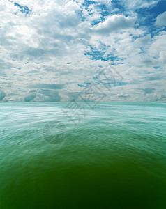 海面上充满云彩的青调天空海浪气候海景场景天堂旅行生态旅游环境海洋图片