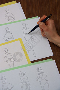 评估时装图纸的设计设计师工作室绘画桌子裁缝创造力草图纺织品插图衣服工作图片