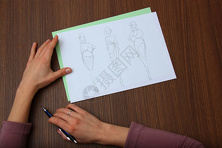 评估时装图纸的设计设计师衣服工作室办公室绘画桌子裁缝插图女孩裙子机构图片