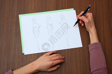评估时装图纸的设计设计师编辑作坊创造力职场工作纺织品桌子插图绘画工作室图片